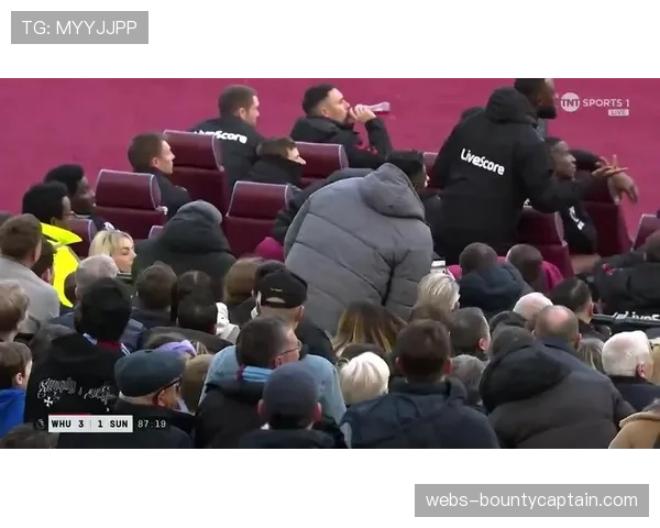 球迷冲突：客场看台有球迷向场内投掷杂物，比赛短暂暂停