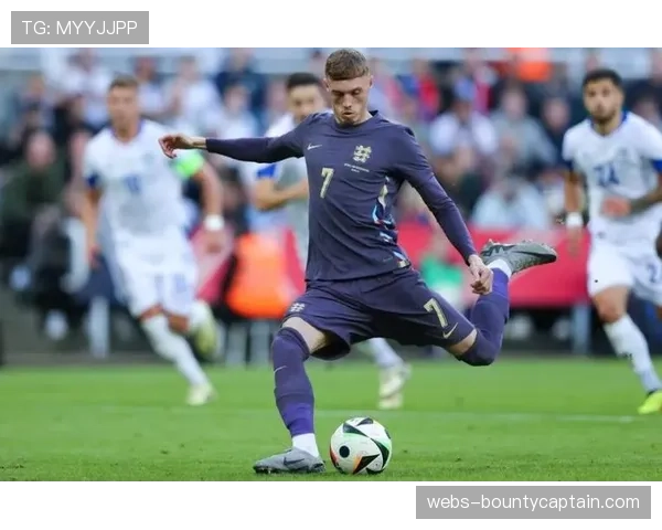 点球被扑后，镜头捕捉到帕尔默与恩佐·费尔南德斯的简短交流