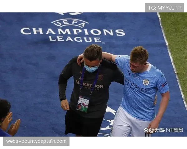 特写瞬间:斯特拉斯堡小将打入处子球后冲向看台与家人庆祝 特写瞬间:斯特拉斯堡小将打入处子球后冲向看台与家人庆祝